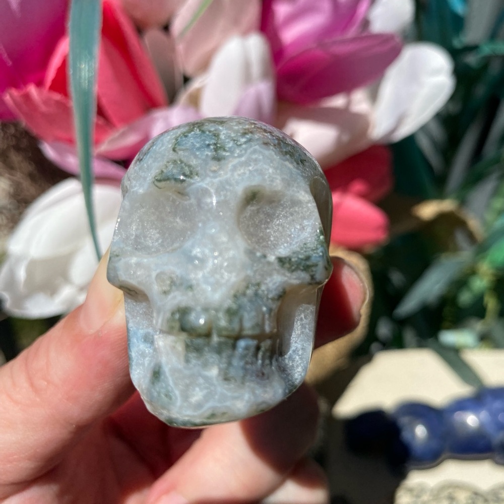 Small Moss Agate & Quartz Skull - Picture 9 of 13